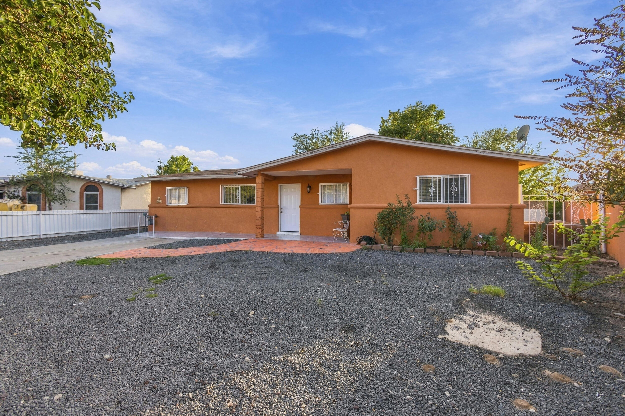 4633 Spring Valley Circle Southwest Albuquerque, NM 87105 - Photo 2 of 36 Gallery Image 2