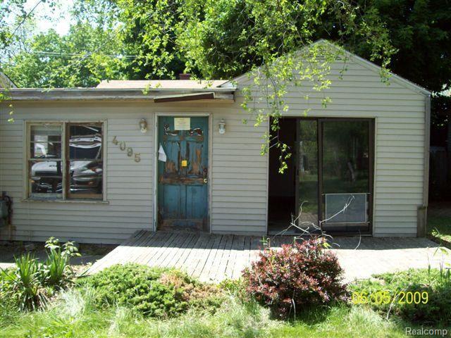 4095 Mapleleaf Road Waterford, MI 48328 - Photo 1 of 8 front