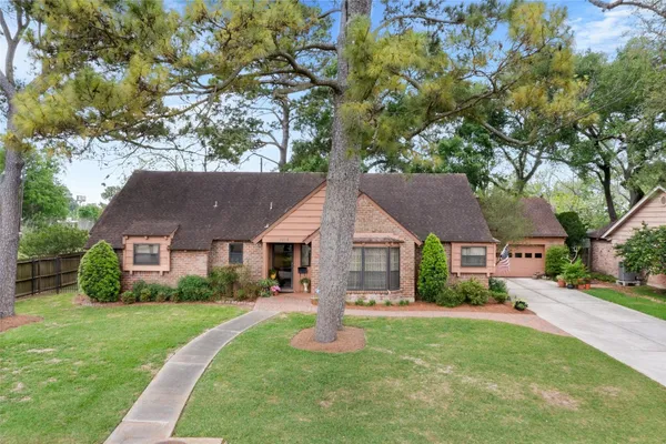 $329,500 | 3014 Inwood Drive, Dickinson, TX 77539