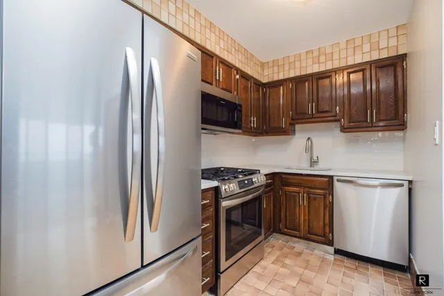 $320,000 | 10 Bay Street Landing, Unit 5B | Tompkinsville