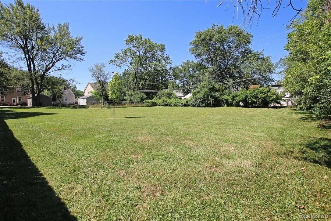 2702 Columbia Road Berkley, MI 48072 - Photo 48 of 50 48) Backyard.jpg