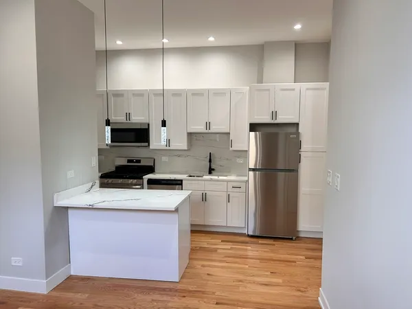 $1,900 | 4121 West Montrose Avenue, Unit 1, Chicago, IL 60641