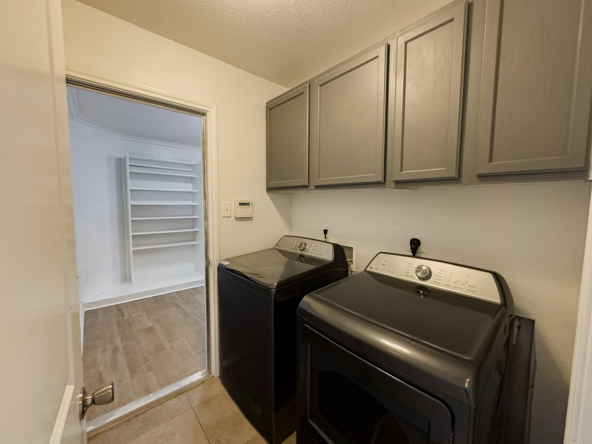 3806 Fieldcrest Drive Killeen, TX 76549 - Photo 17 of 33 a utility room with dryer and washer