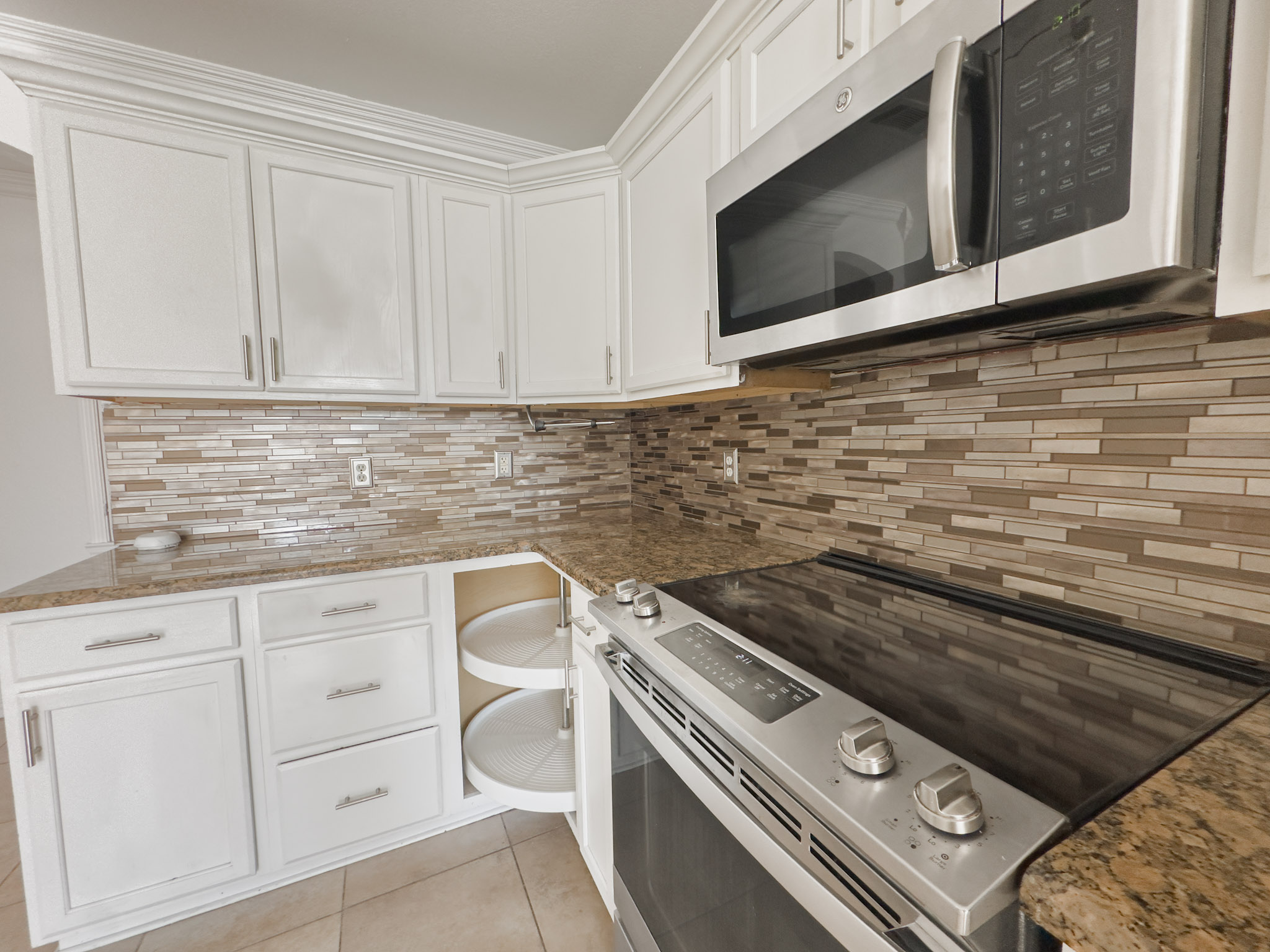 3806 Fieldcrest Drive Killeen, TX 76549 - Photo 5 of 33 a stove top oven sitting inside of a kitchen