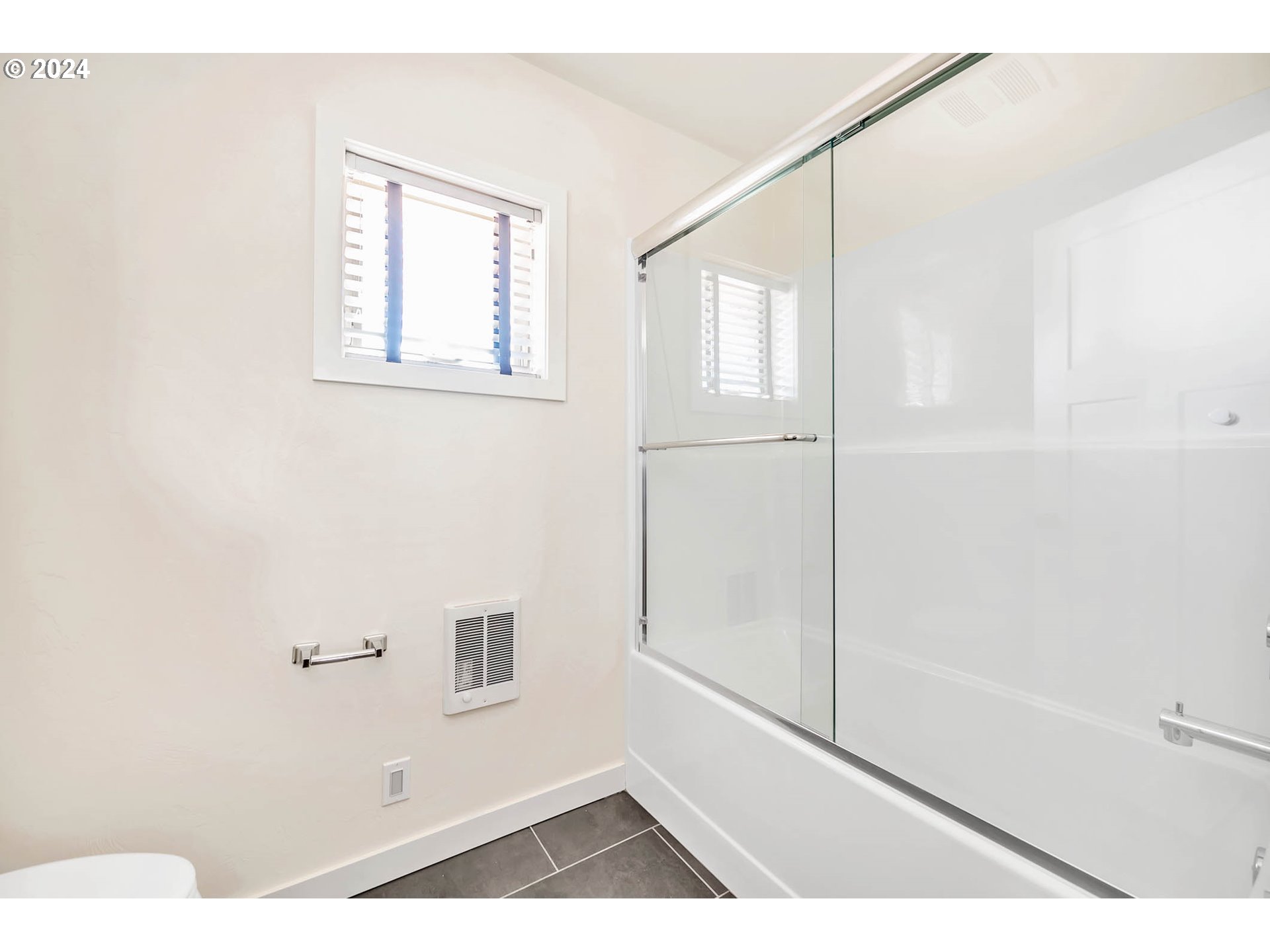 1991 Gilham Road Eugene, OR 97401 - Photo 17 of 28 Attached Bathroom #1