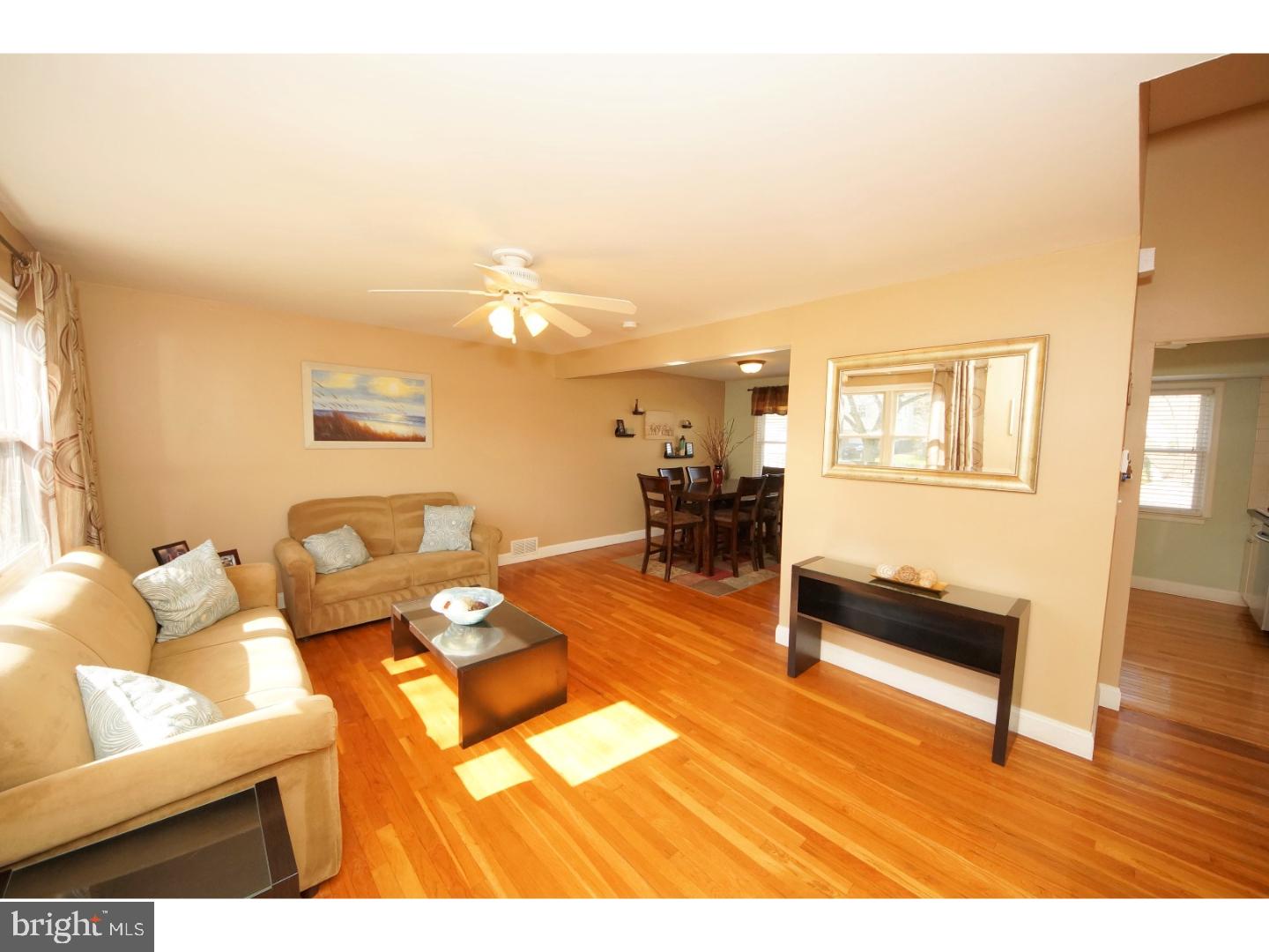 10 Hilton Road Mount Holly, NJ 08060 - Photo 4 of 24 Living Room