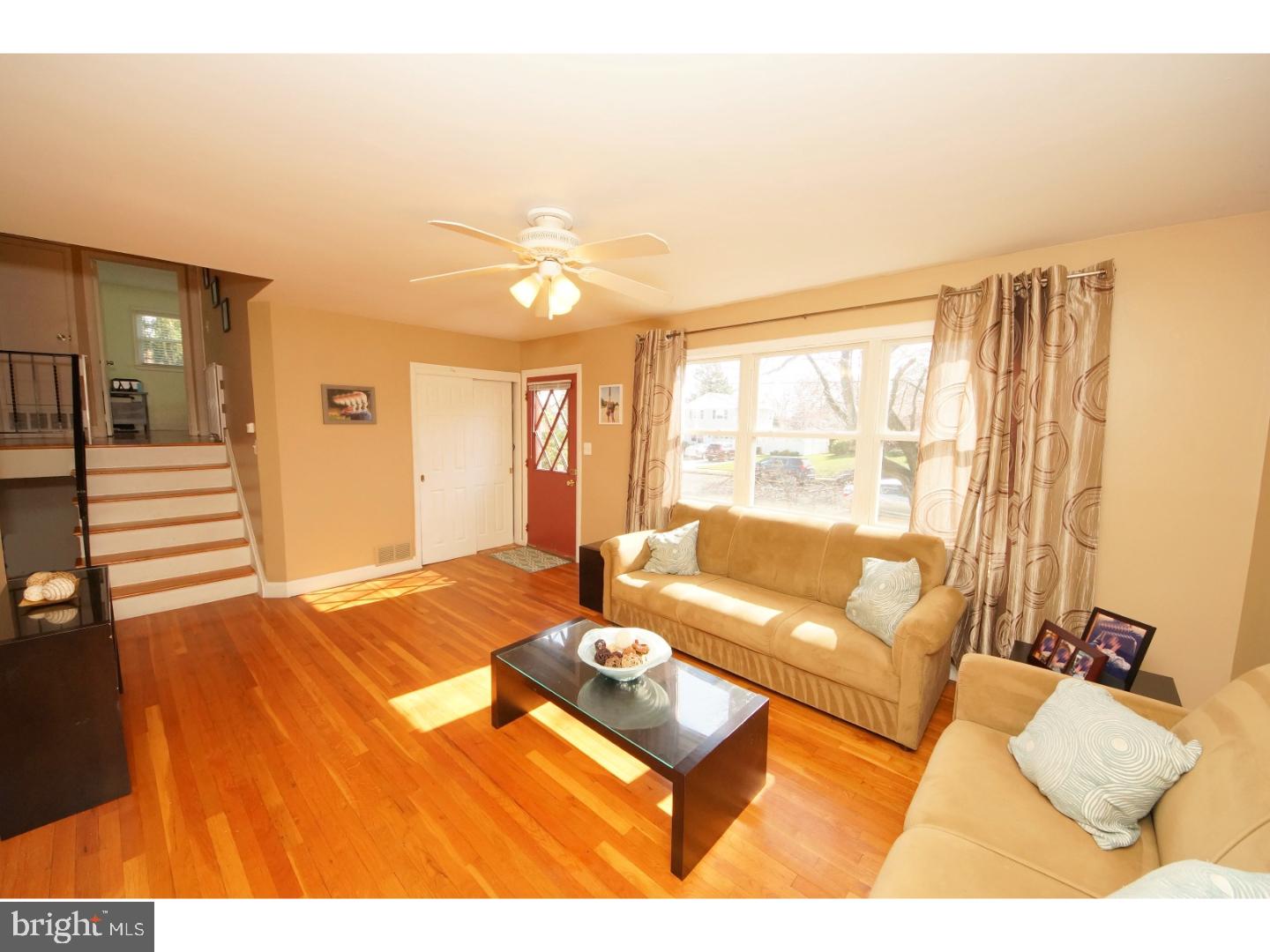 10 Hilton Road Mount Holly, NJ 08060 - Photo 5 of 24 Living Room