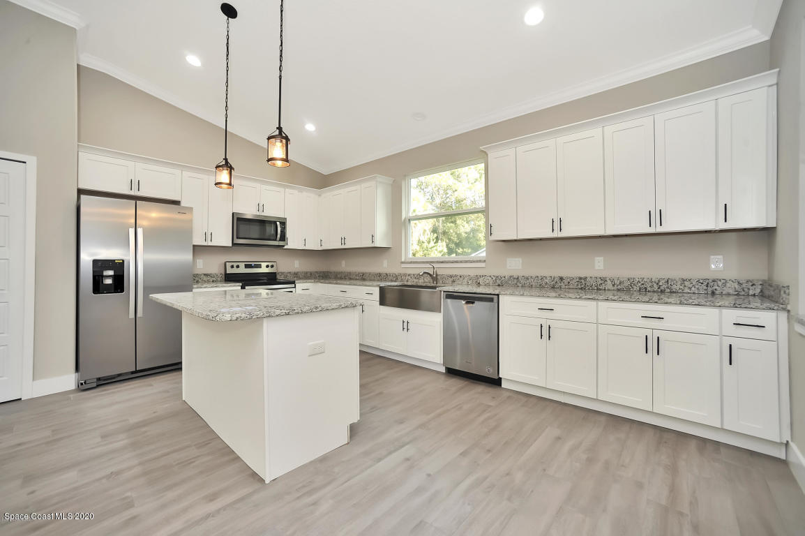 376 Sarah Road Southwest Palm Bay, FL 32908 - Photo 2 of 14 2