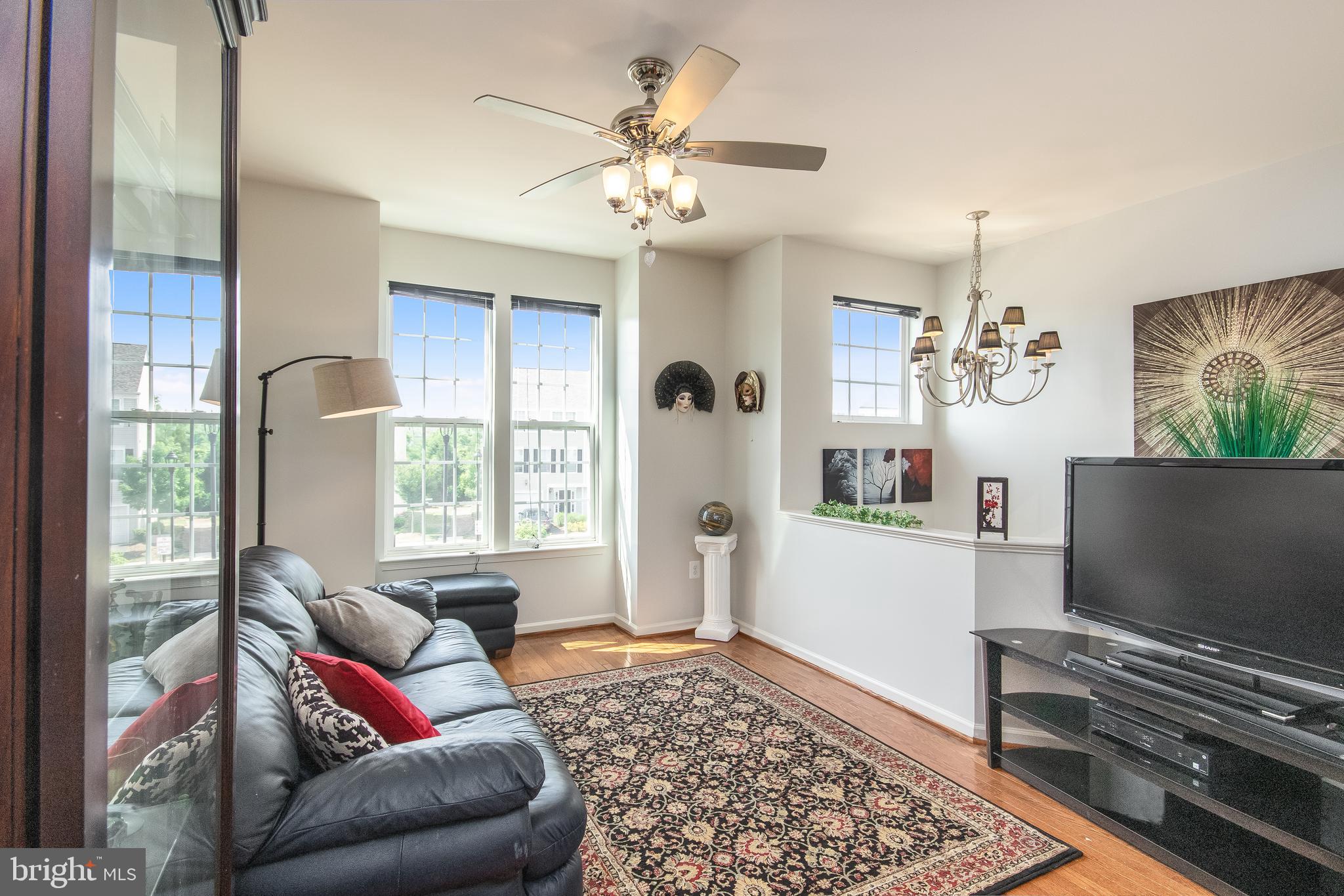 8345 Scotland Loop Manassas, VA 20109 - Photo 2 of 28 Living Room