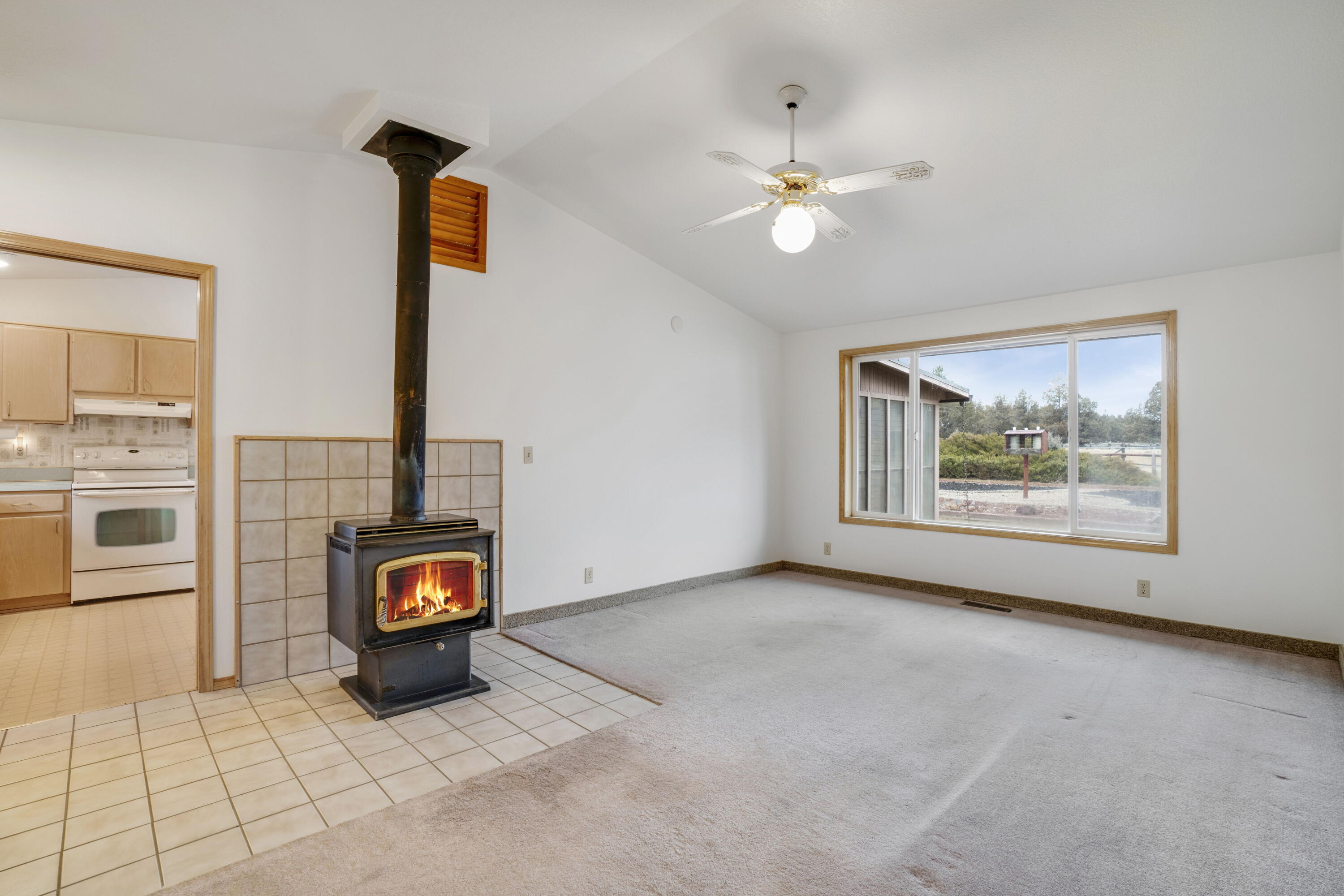 16946 Varco Road Bend, OR 97703 - Photo 6 of 36 Livingroom w/doorway to kitchen
