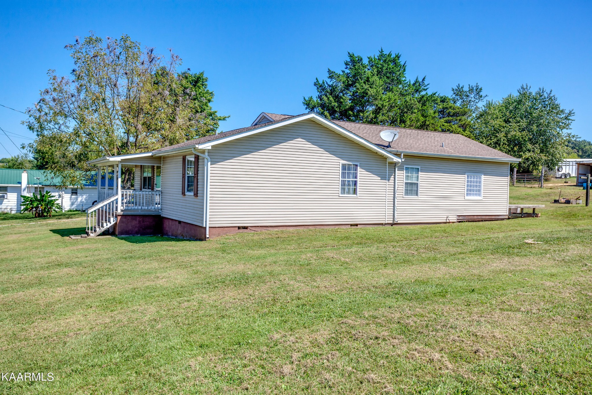 788 Seed Tick Road Philadelphia, TN 37846 - Photo 5 of 14 a view of a house with a backyard