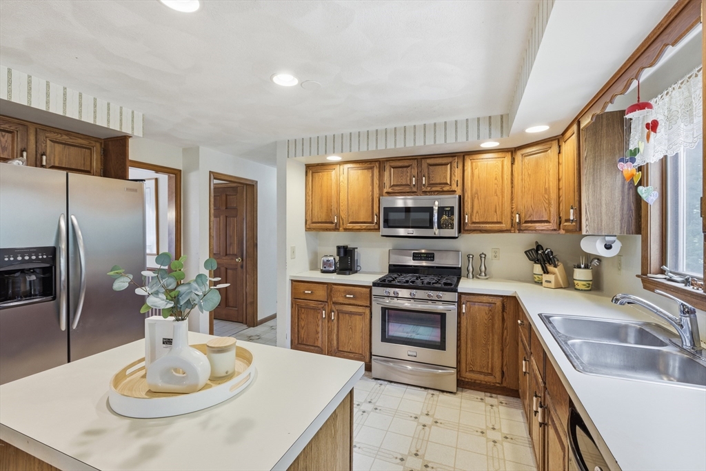 4 Oneida Place Hudson, MA 01749 - Photo 12 of 42