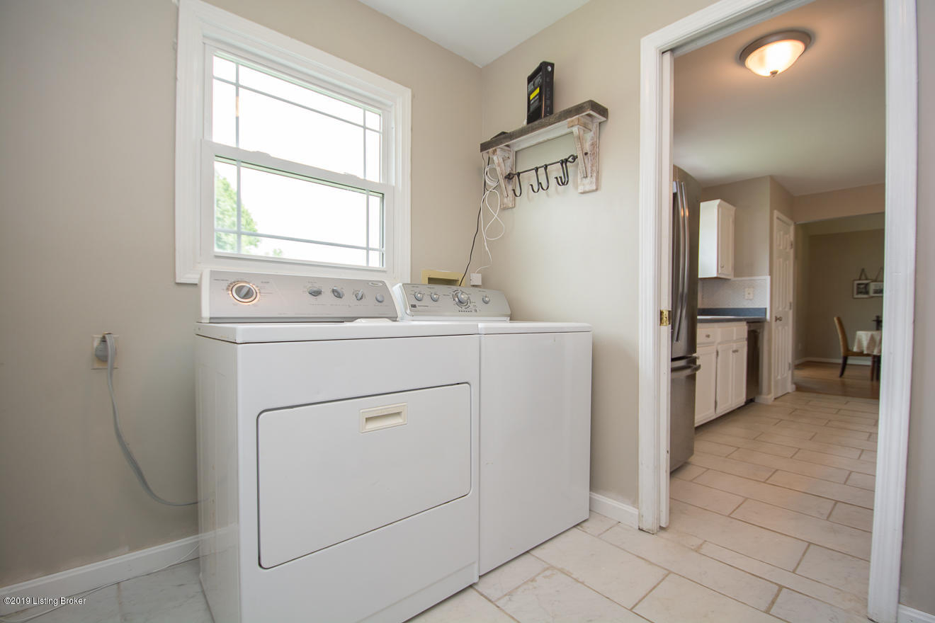 1007 Thorn Bush Road La Grange, KY 40031 - Photo 23 of 43 Laundry/mud room off garage