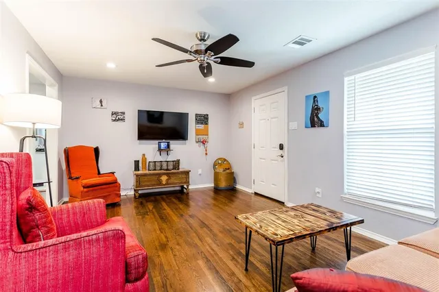 $450,000 | 1333 South Pine Street, Grapevine, TX 76051