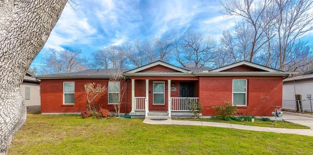 $450,000 | 1333 South Pine Street, Grapevine, TX 76051