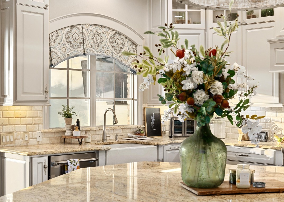 216 Vista Lane Georgetown, TX 78633 - Photo 18 of 40 a vase of flowers sitting on a table