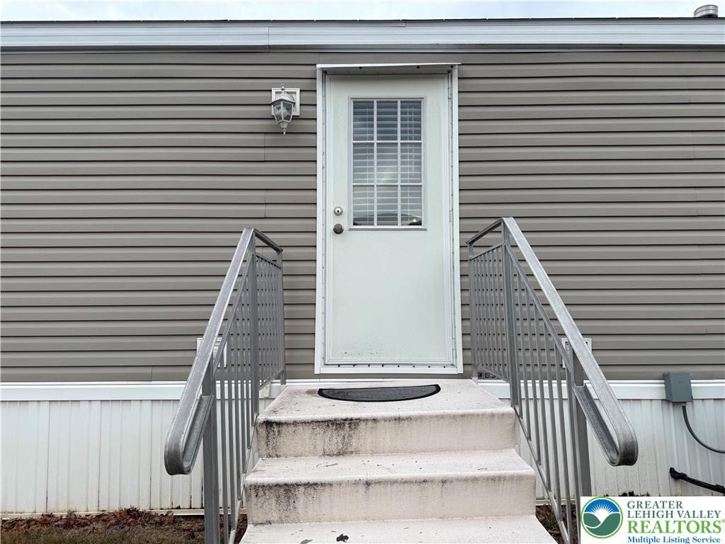 15 Chestnut Ridge Circle Kunkletown, PA 18058 - Photo 29 of 31 a view of entryway with wooden floor