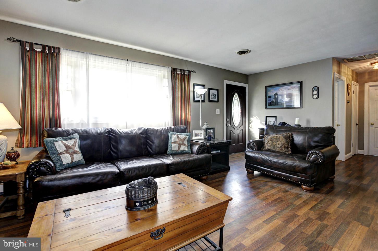 10150 High Ridge Road Laurel, MD 20723 - Photo 4 of 30 Living Room