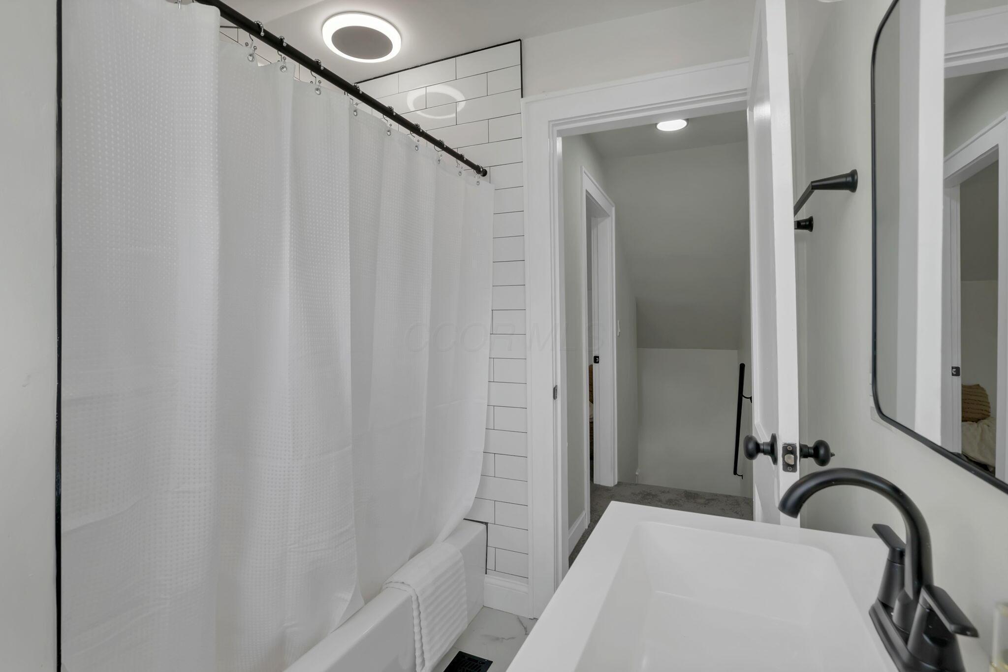 800 South Yearling Road Columbus, OH 43213 - Photo 28 of 57 View of bathroom