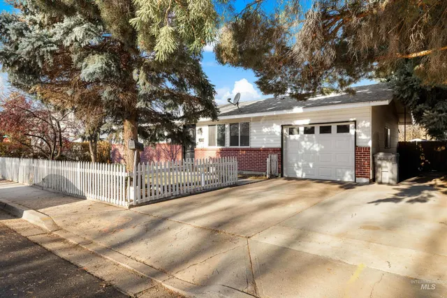 $249,990 | 510 Chestnut Street, Mountain Home, ID 83647