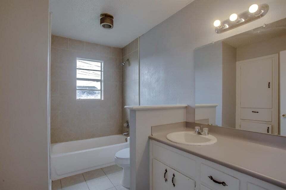 6504 Avenue Q Lubbock, TX 79412 - Photo 5 of 9 bathroom B