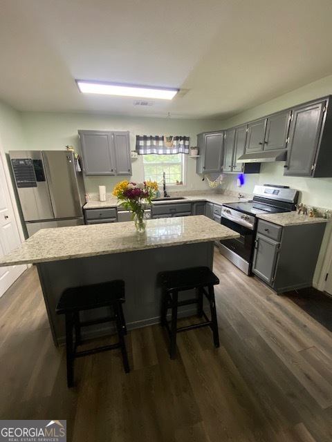 1102 Williams Lane Elberton, GA 30635 - Photo 10 of 36 a kitchen with a table chairs and microwave