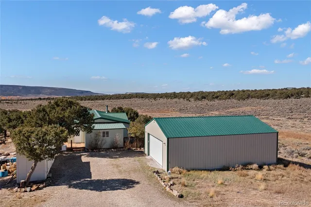 a view of a house with backyard