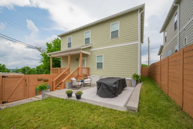 a view of a house with backyard