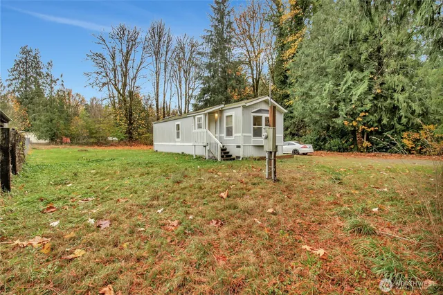 a view of a house with a yard