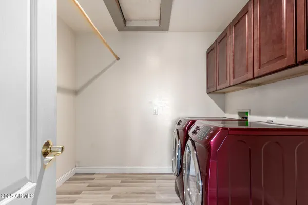 a view of a house with backyard and a garden