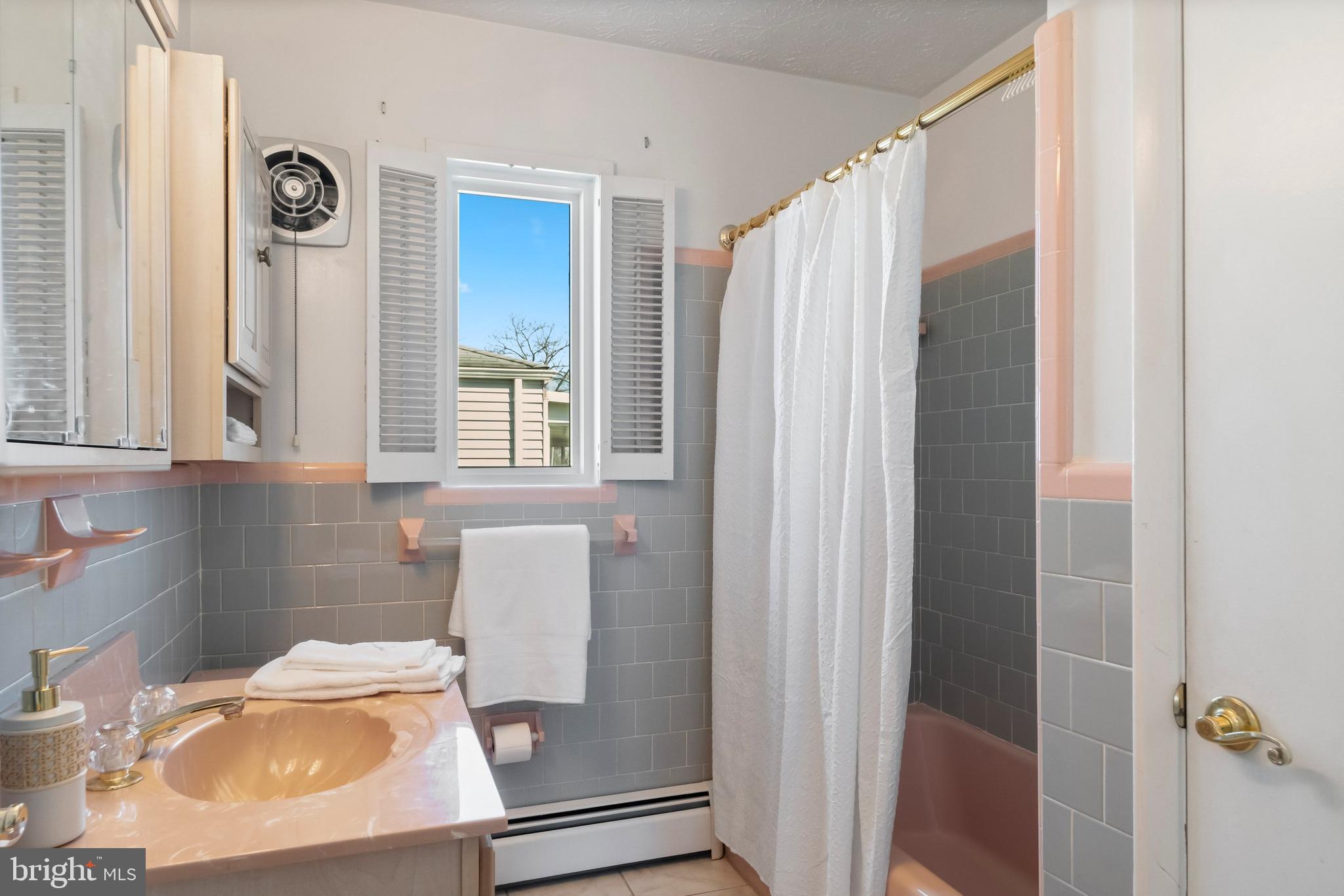 8149 Orchard Point Road Pasadena, MD 21122 - Photo 20 of 37 Full bath downstairs