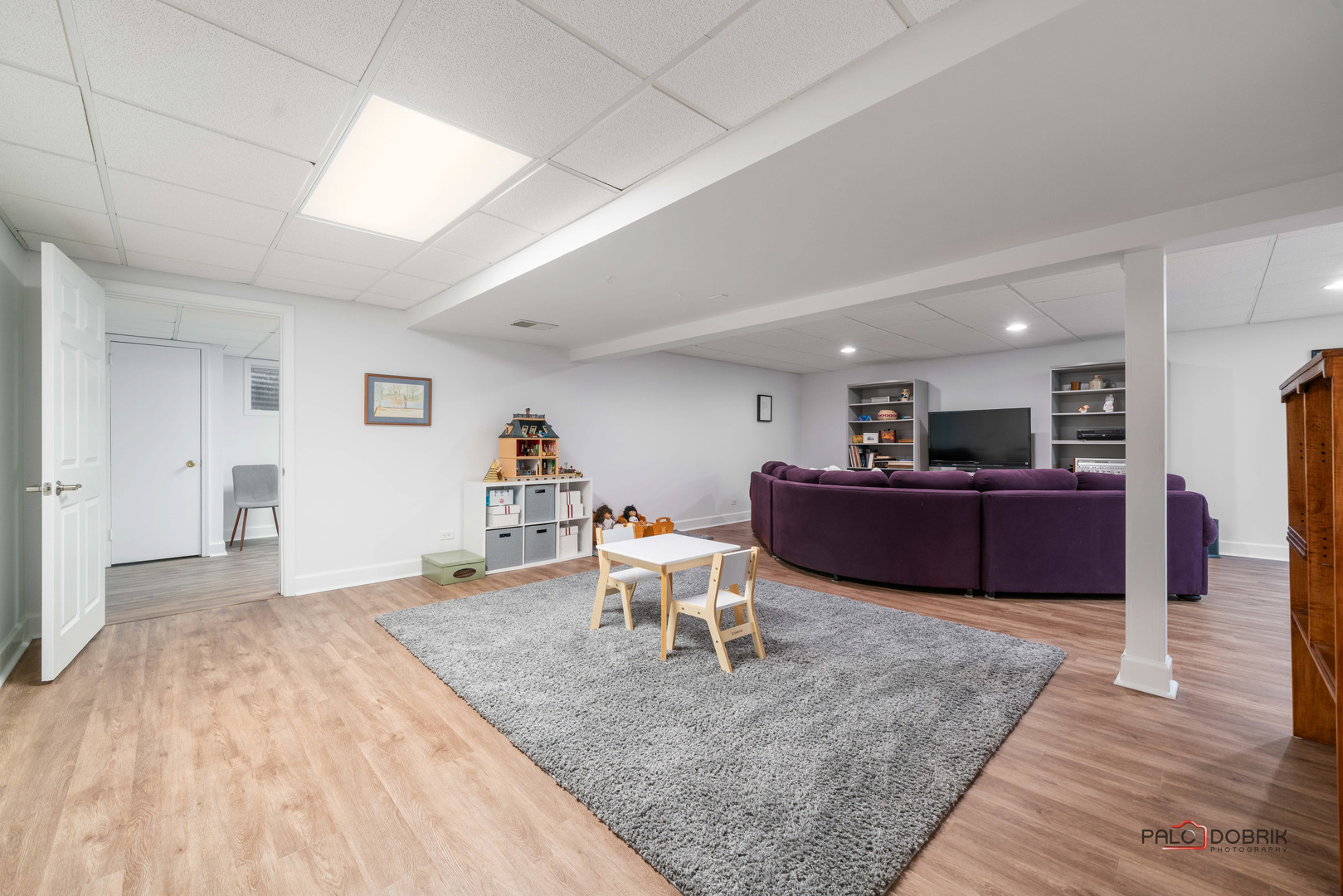 609 Raintree Road Buffalo Grove, IL 60089 - Photo 33 of 48 a living room with furniture