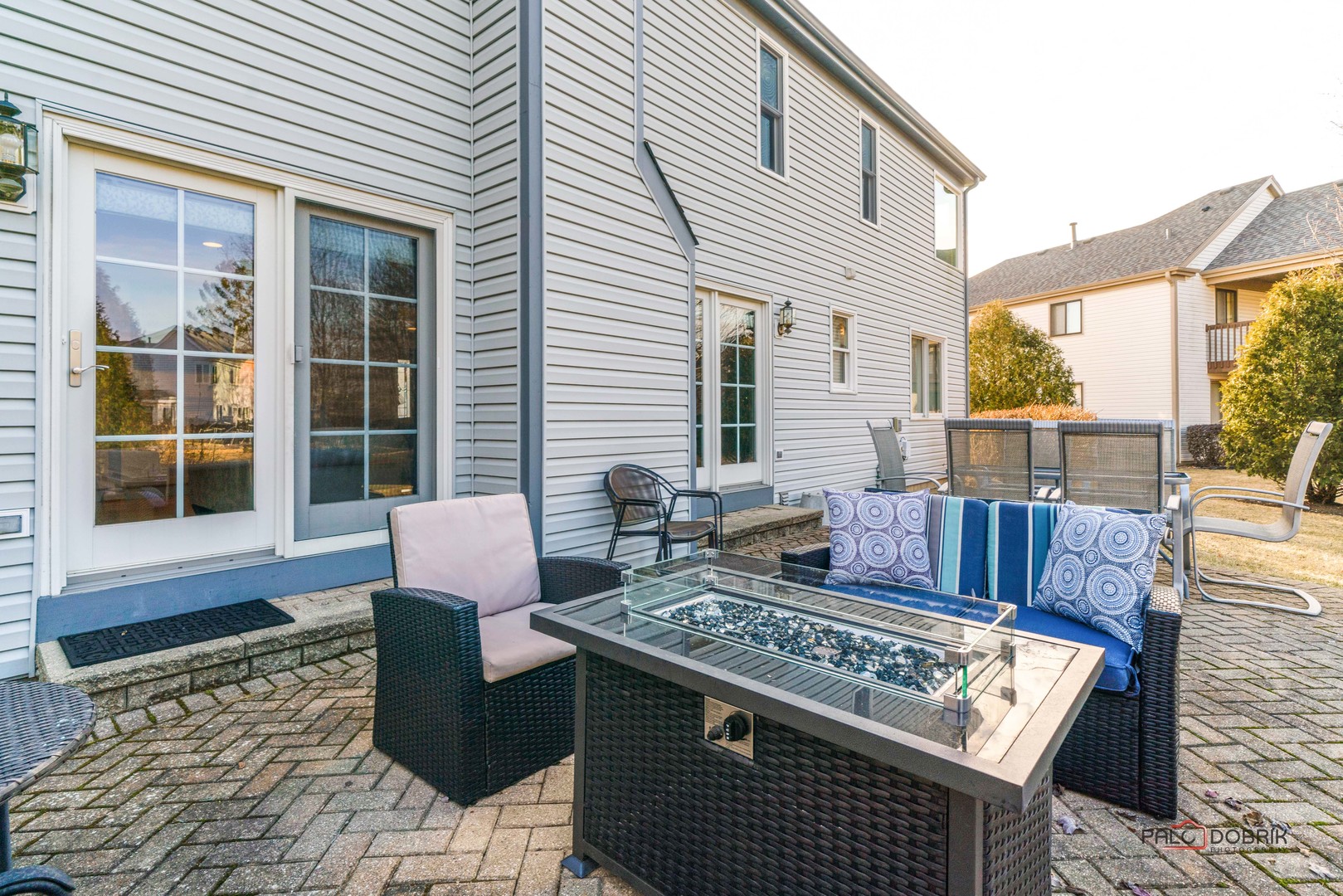 609 Raintree Road Buffalo Grove, IL 60089 - Photo 39 of 48 a view of a patio with couches chairs and wooden floor
