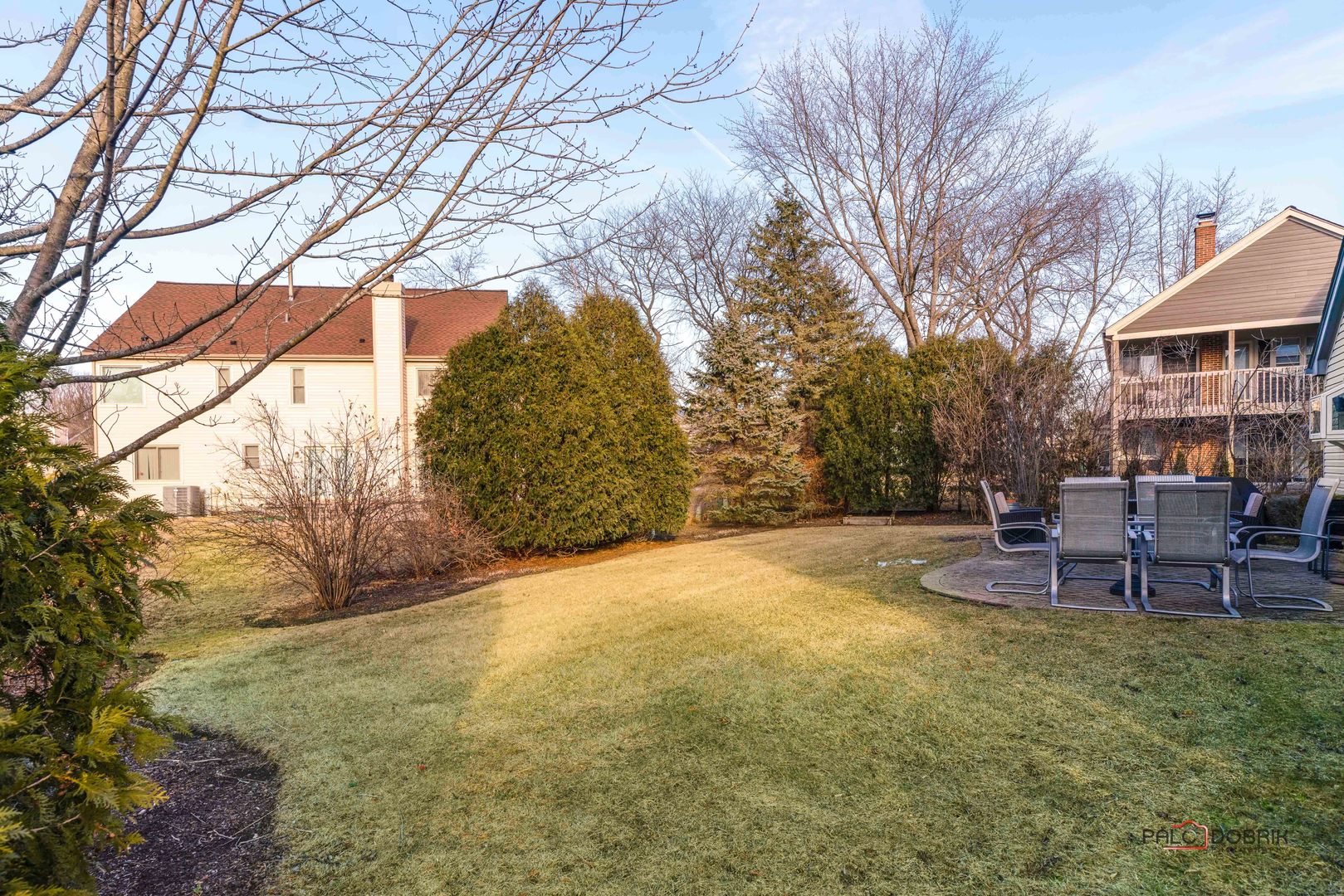 609 Raintree Road Buffalo Grove, IL 60089 - Photo 42 of 48 a backyard of a house with table and chairs