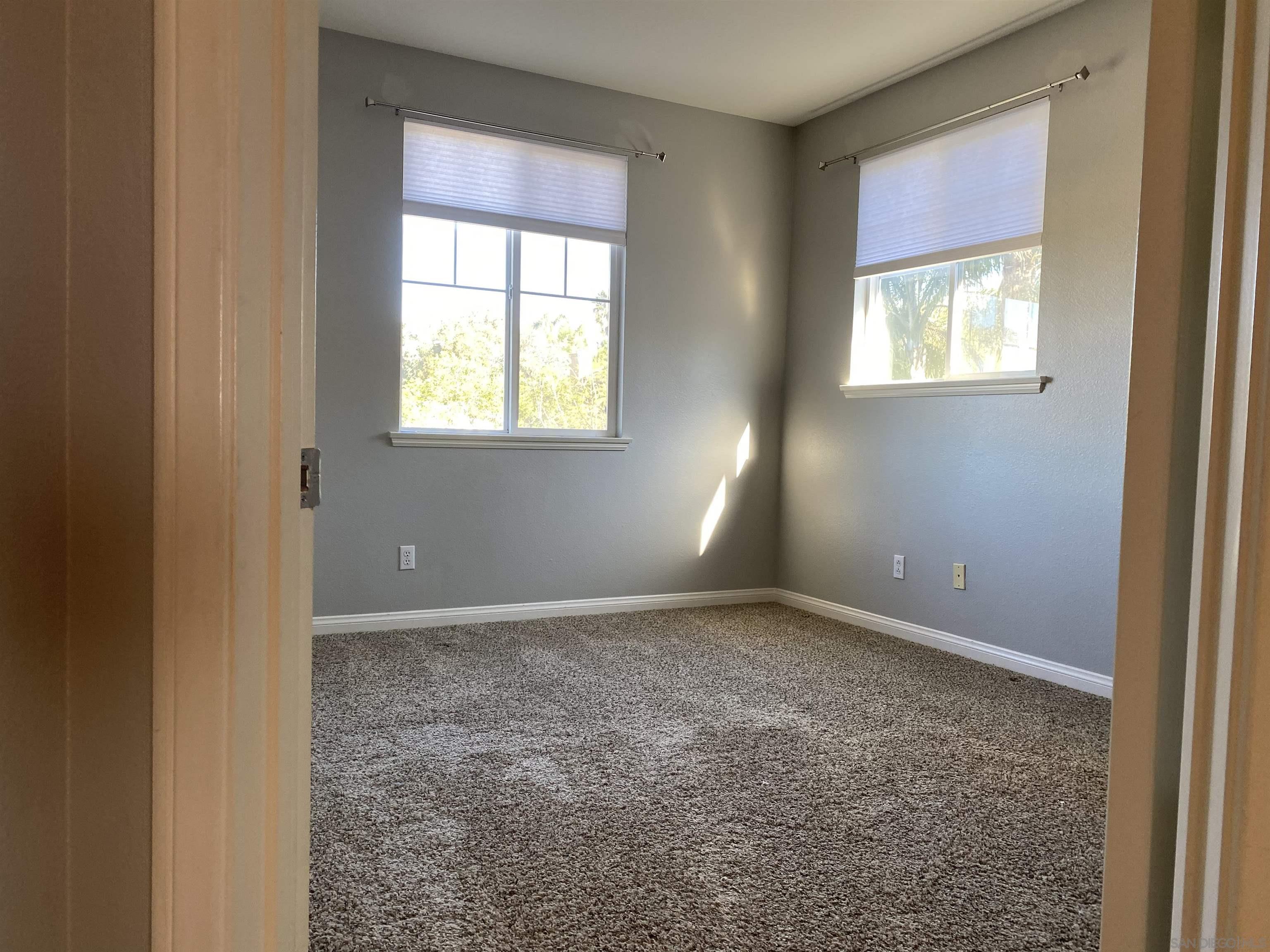 513 Park Lane Encinitas, CA 92024 - Photo 25 of 41 an empty room that has a window