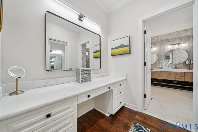 a en suite bathroom with a sink and a mirror
