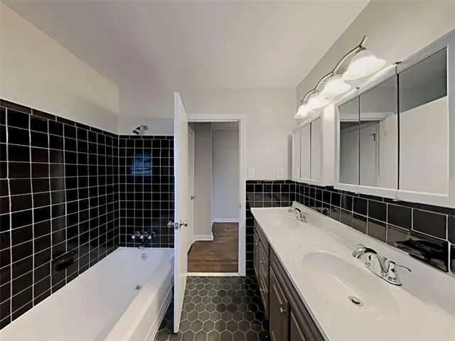 a view of empty room with window