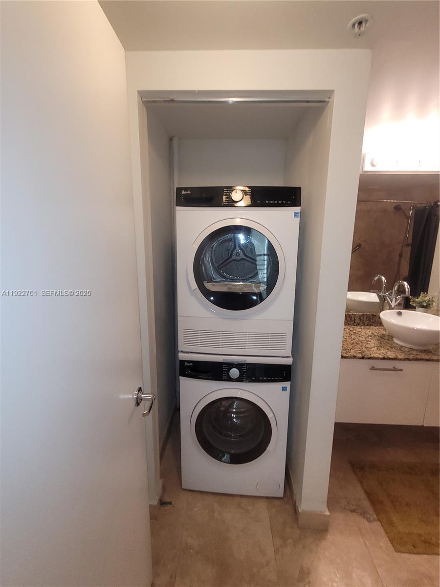 41 Southeast 5th Street, Unit 710 Miami, FL 33131 - Photo 13 of 14 a utility room with dryer and washer