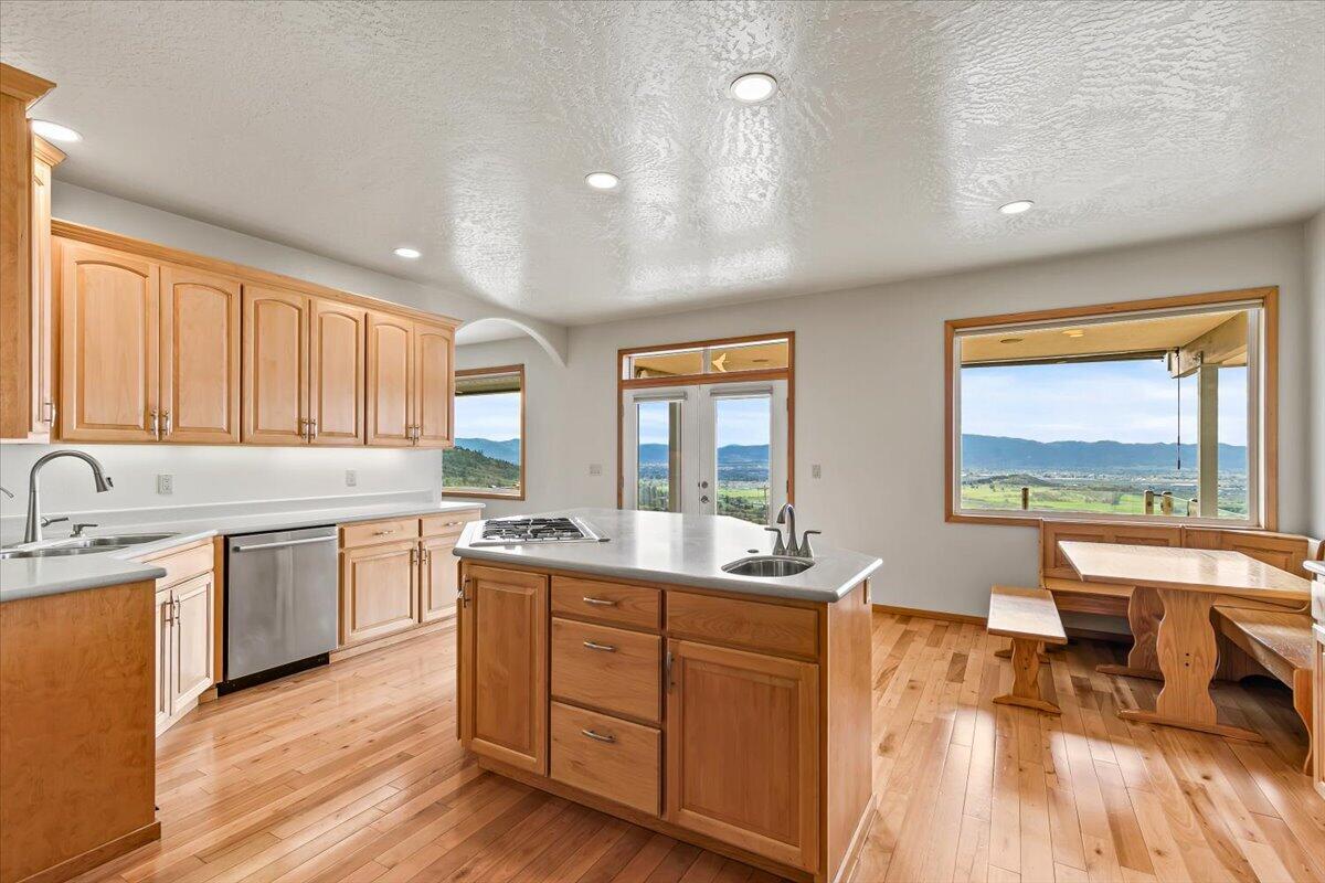 4002 Dry Creek Road Medford, OR 97504 - Photo 9 of 45
