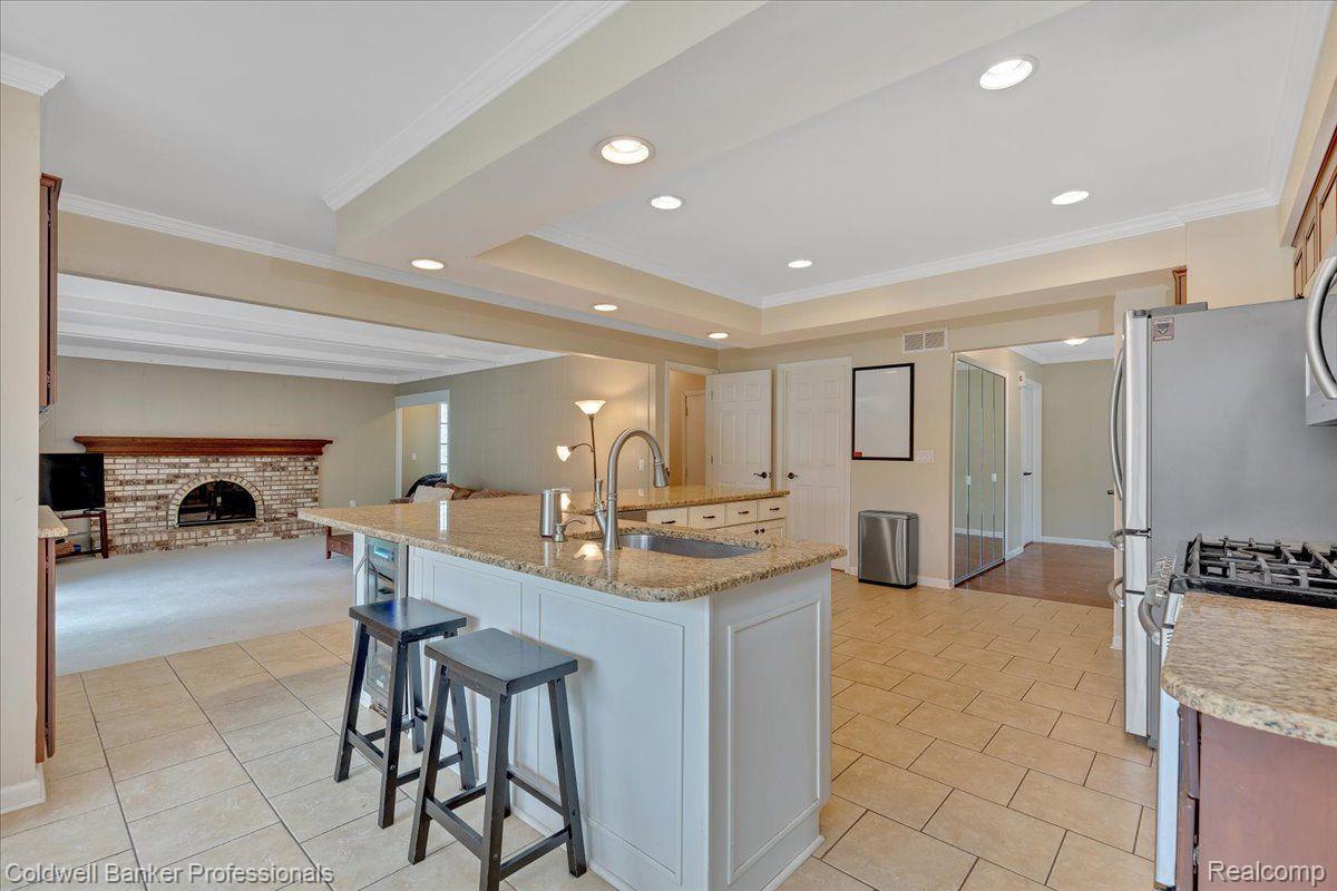 693 Lockmoore Court Rochester, MI 48307 - Photo 8 of 39 Gallery Image 8