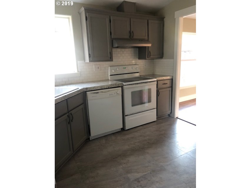 12 Southwest Ruckel Street Cascade Locks, OR 97014 - Photo 11 of 28