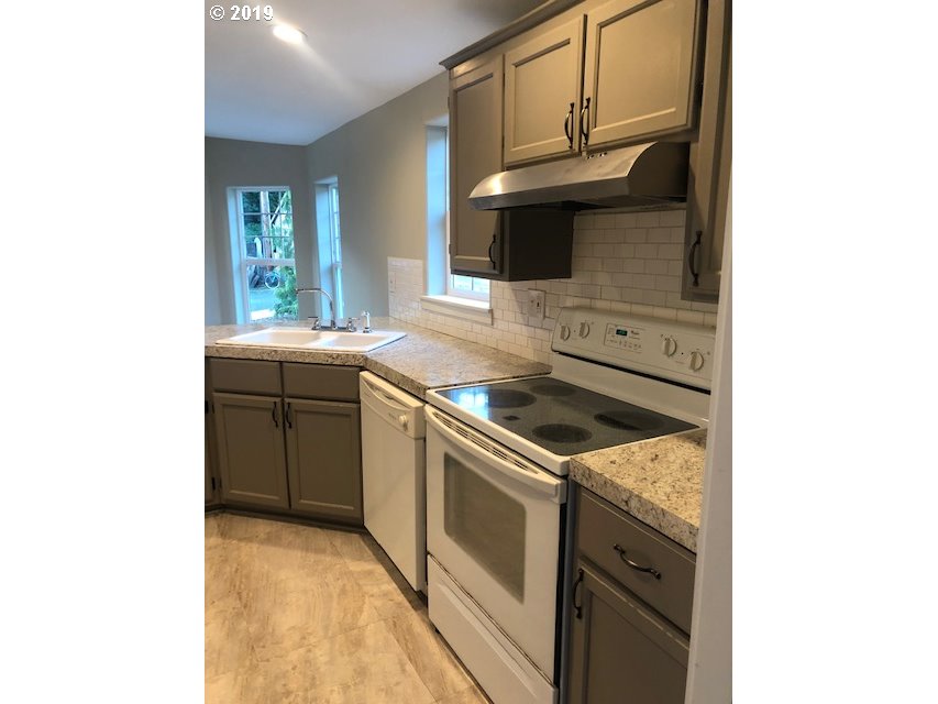 12 Southwest Ruckel Street Cascade Locks, OR 97014 - Photo 12 of 28