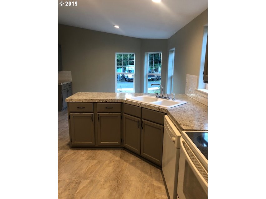 12 Southwest Ruckel Street Cascade Locks, OR 97014 - Photo 13 of 28