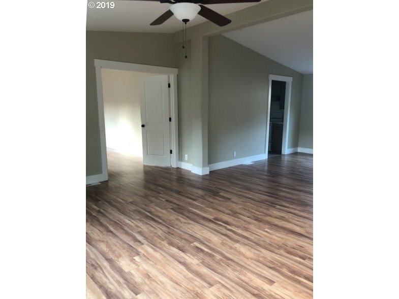 12 Southwest Ruckel Street Cascade Locks, OR 97014 - Photo 4 of 28