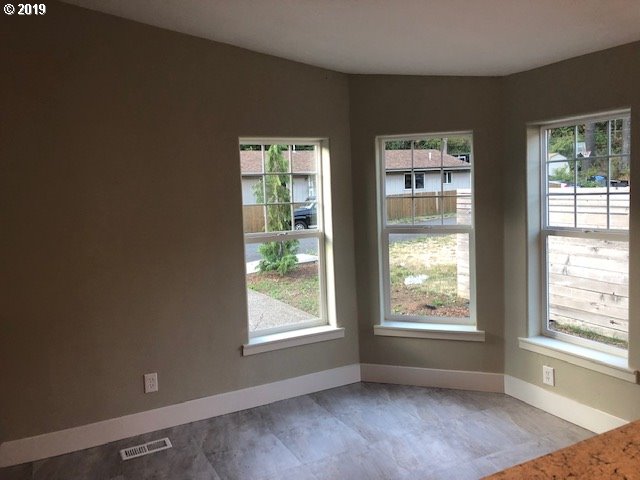 12 Southwest Ruckel Street Cascade Locks, OR 97014 - Photo 8 of 28