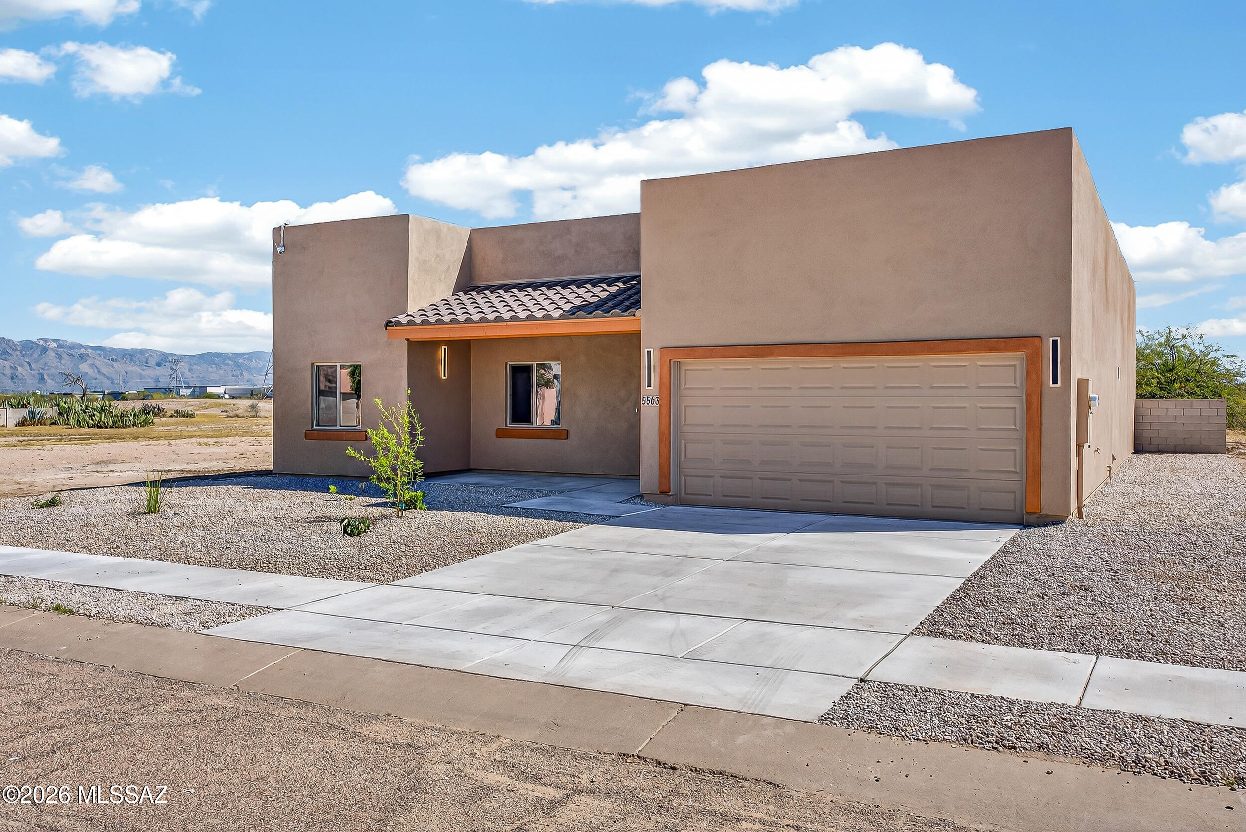 5563 South Swires Road Tucson, AZ 85746 - Photo 2 of 50 Gallery Image 2
