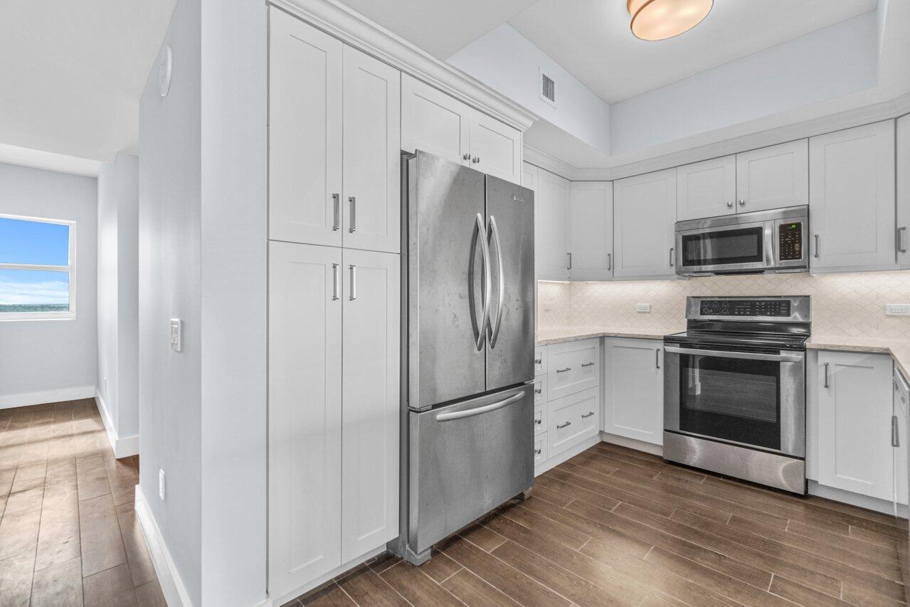 2650 Lake Shore Drive, Unit 2001 Riviera Beach, FL 33404 - Photo 7 of 49 Kitchen w Stainless Appliances