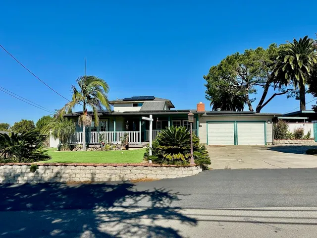 $955,000 | 880 Crest View Road, Vista, CA 92081