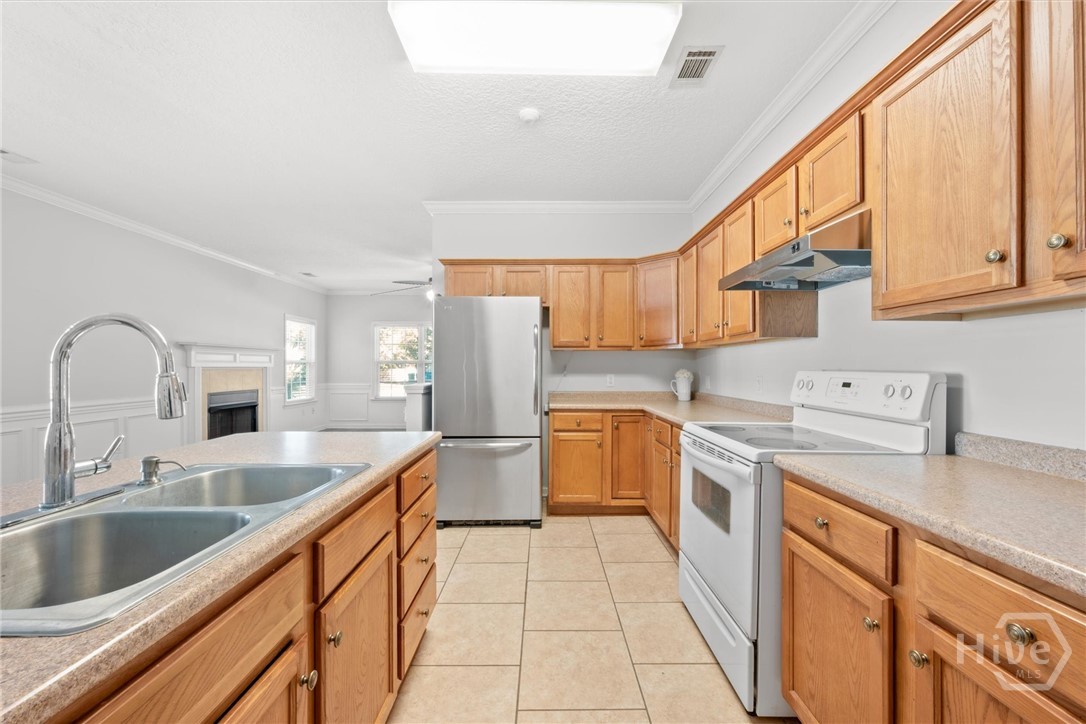 83 Fellwood Drive Rincon, GA 31326 - Photo 15 of 40 Large tile flooring and pantry.