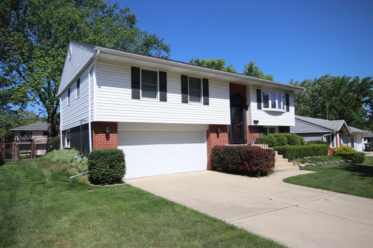 102 Villa Road Streamwood, IL 60107 - Photo 2 of 23 Gallery Image 2